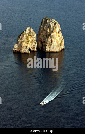 Faraglioni e Marina Piccola, Capri, Campania,Italia, Europa Foto Stock