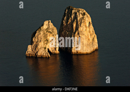 Faraglioni e Marina Piccola, Capri, Campania,Italia, Europa Foto Stock