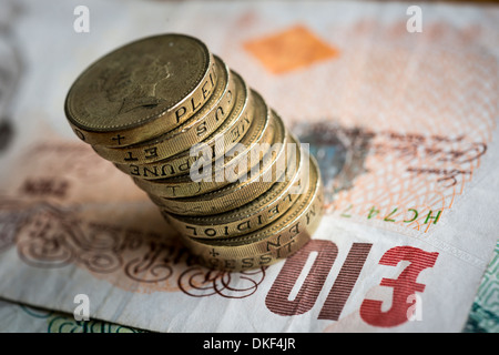 Una libbra di monete e £10 bill, REGNO UNITO Foto Stock
