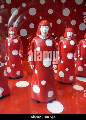 Dal grande magazzino Selfridges a Londra Inghilterra visualizzate una gigantesca statua dell'artista giapponese Yayoi Kusama per promuovere un nuovo Foto Stock