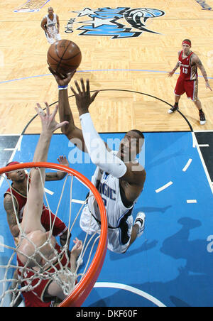 24 maggio 2009 - Orlando, Florida, Stati Uniti d'America - centro di Orlando Dwight Howard (12) germogli oltre il centro di Cleveland ZYDRUNAS ILGAUSKAS (11) durante la magia della vittoria 99-89 sopra i cavalieri in gioco tre della Eastern Conference Finals presso l'Arena Amway in Orlando, FL, domenica 24 maggio, 2009. (Credito Immagine: © Gary W. verde/sentinella di Orlando/ZUMA Premere) Restrizioni: * Daytona e diritti ON LINE OUT Foto Stock