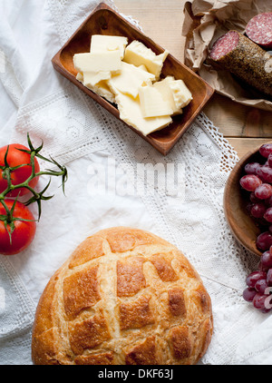 Pane, formaggio, salame, uva da tavola e i pomodori Foto Stock