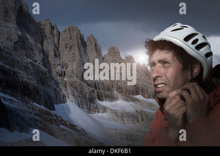 Scalatore nel gruppo delle Dolomiti di Brenta, Italia, la preparazione per la salita Foto Stock