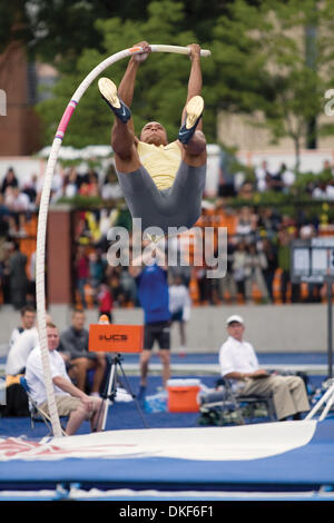 Giugno 11, 2009 - Toronto, Ontario, Canada - "il più grande atleta del mondo" BRYAN CLAY al primo posto negli uomini Triathlon presso l Università di Toronto il Festival di eccellenza. Clay completato la pole vault, 400m sprint e 110m ostacoli con 2739 punti. Creta è anche un 2004 Atene argento finalista olimpico e più recentemente una medaglia d'oro del 2008 a Beijin Olympics. (Credito Immagine: © Foto Stock