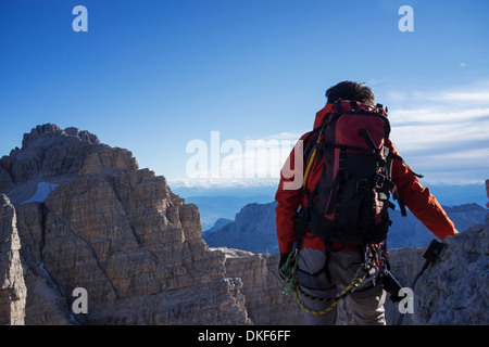 Scalatore nel gruppo delle Dolomiti di Brenta, Italia, la preparazione per la salita Foto Stock