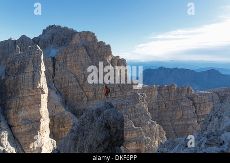 Scalatore nel gruppo delle Dolomiti di Brenta, Italia Foto Stock