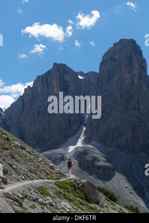 Scalatore avvicinando picco roccioso, Dolomiti di Brenta, Italia Foto Stock