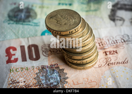 Una libbra di monete e di £ 5, £10 bill, REGNO UNITO Foto Stock
