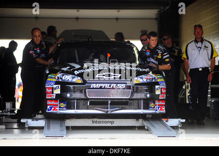 16 Agosto 2009: Casey Mears team spinge il Jack Daniel's Chevrolet fuori le scale dopo aver superato il controllo finale di domenica la macchina fax 400 presso il Michigan International Speedway di Brooklyn, Michigan. (Credito Immagine: © Southcreek globale/ZUMApress.com) Foto Stock