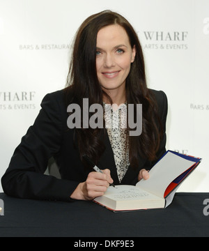 Team GB 2012 campione olimpionico Victoria Pendleton segni il suo libro "tra le linee: la mia autobiografia' a Waterstone's Canarie Foto Stock