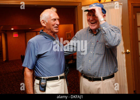 Clayton Webb, sinistra e ed Hamilton ha salutato ogni altro durante un ''Orso Bryant'' reunion presso il Crown Plaza, Campbell House in Lexington, KY., Venerdì 19 Giugno, 2009. Kentucky football giocatori che hanno suonato per il famoso allenatore si riuniscono ogni anno. Pablo Alcala | personale (credito Immagine: © Lexington Herald-Leader/ZUMA Press) Foto Stock