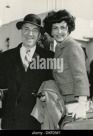 Sep 30, 1959 - Londra, Inghilterra, Regno Unito - CHICO MARX (L) arriva all'Aeroporto di Londra con la moglie attrice Maria dee. (Credito Immagine: © Keystone foto/ZUMAPRESS.com) Foto Stock