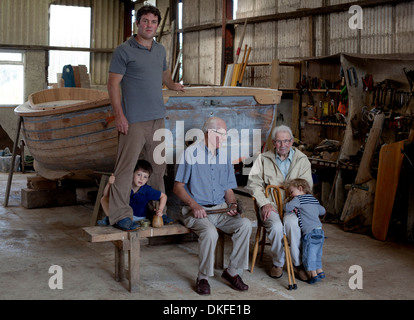 Ritratto di gruppo di quattro generazioni di maschi i costruttori di barche Foto Stock