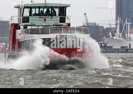 Amburgo, Germania. 05 Dic, 2013. Il traghetto sul Fiume Elba tempesta nel porto di Amburgo, Germania, 05 dicembre 2013. Nord tedesco è già sentire gli effetti della tempesta davanti Xaver. Foto: BODO SEGNA/dpa/Alamy Live News Foto Stock