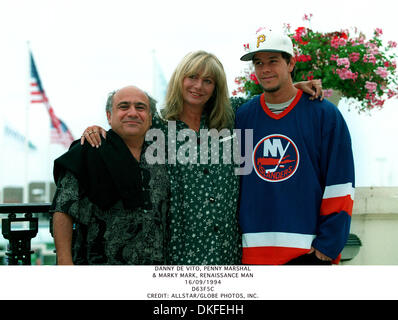 DANNY DE VITO, PENNY maresciallo.& Marky Mark, uomo del Rinascimento.16/09/1994.D63F5C.CREDITO: ALLSTAR/ Foto Stock