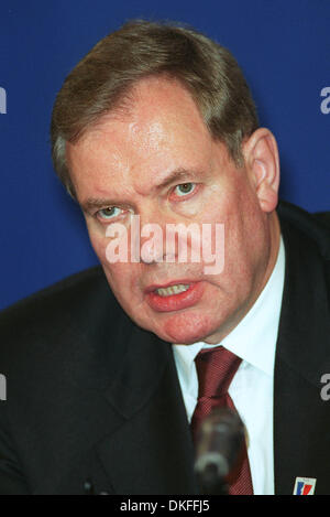 PAAVO LIPPONEN.IL PRIMO MINISTRO DELLA FINLANDIA. Il Vertice europeo di Nizza 2000, NI.Il Vertice europeo di Nizza 2000.02/12/2000.U87A19A Foto Stock