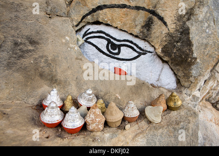 Il Bhutan, Pele La Pass, santuario buddista accanto a Trongsa road, All Seeing Eye & piccola chortens Foto Stock