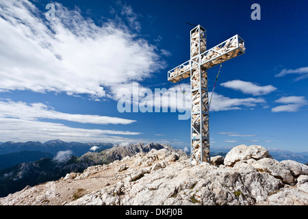 Vertice di croce di Croda Rossa o Sextener Rotwand nel gruppo del Catinaccio, guardando verso Monte Latemar, Dolomiti Foto Stock