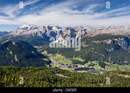 Vista durante la salita al Heiligkreuzkofelsteig arrampicata su Heiligkreuzkofel montagna nel gruppo di Fanes, in Foto Stock