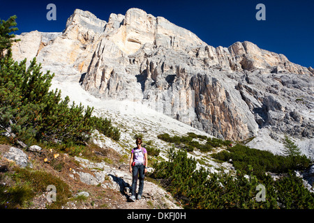 L'alpinista discendente l Heiligkreuzkofelsteig arrampicata su Heiligkreuzkofel montagna nel gruppo di Fanes, in Foto Stock