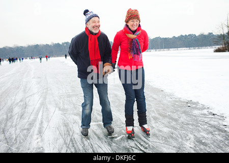 Accoppiare il pattinaggio su ghiaccio, tenendo le mani Foto Stock