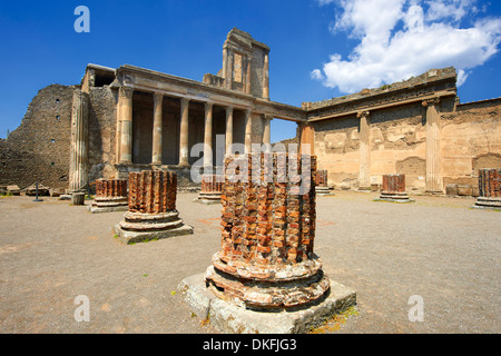 Le colonne della basilica, 2° cent. bc, Pompei, campania, Italia Foto Stock