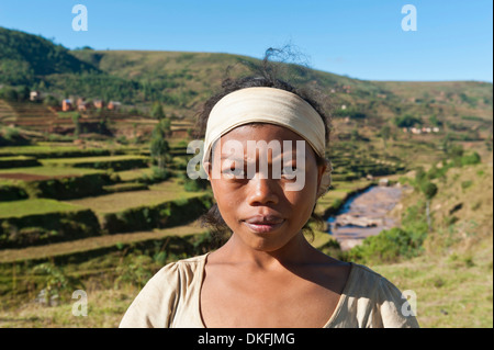 La ragazza del popolo Merina, ritratto, in corrispondenza di una risaia vicino a Antsirabe, Madagascar Foto Stock