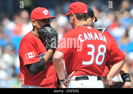 Jul 01, 2009 - Toronto, Ontario, Canada - Baseball MLB - Toronto Blue Jays a partire lanciatore RICKY ROMERO (24) parla con Toronto Blue Jay pitching coach BRAD ARNSBERG (38) durante la MLB partita giocata tra il Toronto Blue Jays e Tampa Bay Rays presso il Rogers Centre in Toronto, ON. Il Blue Jays sarebbe andare a sconfiggere i raggi 5-0 (credito Immagine: © Adrian Gauthier/Southcreek Foto Stock