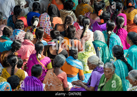 Zone rurali le donne indiane in una zona di attesa in corrispondenza di Sri Sathya Sai Baba outreach mobile al servizio dell'ospedale. Andhra Pradesh, India Foto Stock