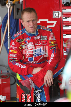 Jul 02, 2009 - Daytona Beach , Florida , STATI UNITI D'AMERICA - Mark Martin rilassa durante la sessione di pratica per la NASCAR Coke Zero 400 gara di giovedì 2 luglio 2, 2009 al Daytona International Speedway di Daytona Beach, FL. (Credito Immagine: © Alex Menendez/Southcreek globale/ZUMA Press) Foto Stock