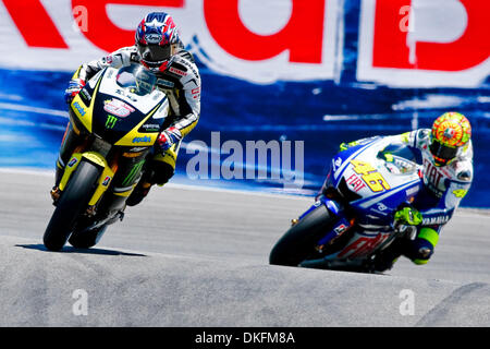 Jul 03, 2009 - Monterey, California, Stati Uniti d'America - COLIN EDWARDS, di Houston, Texas, cavalca le #5 moto per il Monster Yamaha Tech 3 team e VALENTINO ROSSI, dell'Italia, cavalca le #46 moto per il Team Fiat Yamaha MotoGP durante la pratica presso il Mazda Raceway Laguna Seca. MotoGP 8 La gara si svolgerà domenica 5 luglio 2009 prima di effettuare la sua prossima fermata in Germania. (Cre Foto Stock
