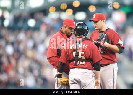 Jul 03, 2009 - San Francisco, California, Stati Uniti d'America - Astros manager CECIL COOPER parla di catcher Humberto Quintero e bricco FELIPE PAULINO durante la partita MLB tra Houston Astros e i San Francisco Giants di AT&T Park di San Francisco. (Credito Immagine: © Matt Cohen/Southcreek globale/ZUMA Press) Foto Stock