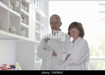 Gli scienziati che lavorano in laboratorio, bracci ripiegati Foto Stock