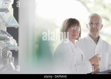 Gli scienziati che lavorano in laboratorio, mantiene la fiala Foto Stock