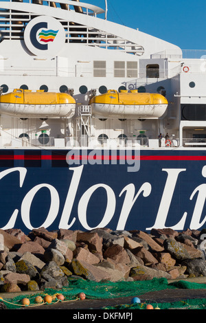 Una linea di colore classe Superspeed ro/pax-traghetto arriva a Pomezia, Italia. Foto Stock