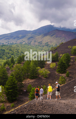 I turisti escursionismo su un vecchio flusso di lava da un'eruzione dell'Etna, Sito Patrimonio Mondiale dell'UNESCO, Sicilia, Italia, Europa Foto Stock