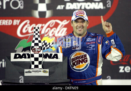 Jul 04, 2009 - Daytona Beach , Florida , STATI UNITI D'AMERICA - Tony Stewart celebra nella corsia di vittoria dopo aver vinto la NASCAR Coke Zero 400 gara sabato 4 luglio 2009 al Daytona International Speedway di Daytona Beach, FL. (Credito Immagine: © Donald Montague/Southcreek globale/ZUMA Press) Foto Stock