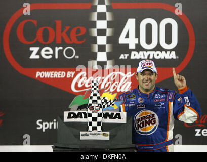 Jul 04, 2009 - Daytona Beach , Florida , STATI UNITI D'AMERICA - Tony Stewart celebra nella corsia di vittoria dopo aver vinto la NASCAR Coke Zero 400 gara sabato 4 luglio 2009 al Daytona International Speedway di Daytona Beach, FL. (Credito Immagine: © Donald Montague/Southcreek globale/ZUMA Press) Foto Stock