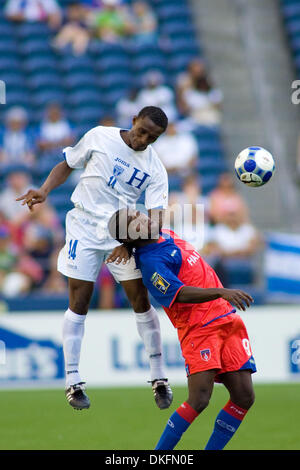 Jul 04, 2009 - Seattle, Washington, Stati Uniti d'America - CARLOS PALACIOS (14) Capi la palla lontano da Hati's Leonel Saint Preux (9). CONCACAF Gold Cup 2009, Haiti vs. Honduras a Qwest Field di Seattle, WA. (Credito Immagine: © Andrew Fredrickson/Southcreek globale/ZUMA Press) Foto Stock