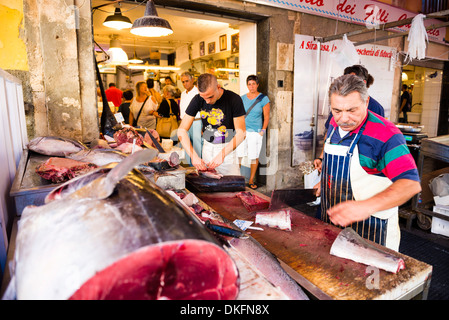 Pescivendolo al Mercato di Ortigia, Siracusa (Siracusa), Sicilia, Italia, Europa Foto Stock