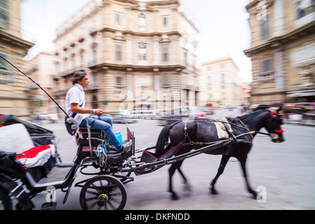 Cavallo e carrello a Quattro Canti (Piazza Vigliena) (quattro angoli), una piazza barocca di Palermo, Sicilia, Italia, Europa Foto Stock