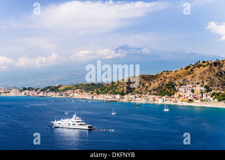 La baia di Naxos, yacht di lusso di fronte al Monte Etna, Taormina, Sicilia, Italia, Mediterraneo, Europa Foto Stock