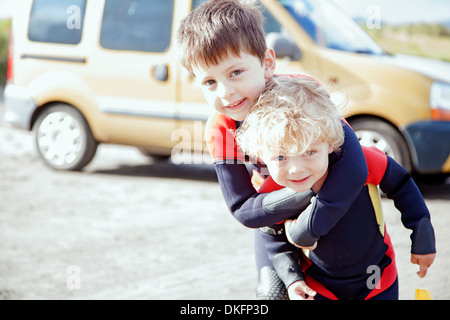 Ritratto di fratelli indossando vestiti bagnati Foto Stock