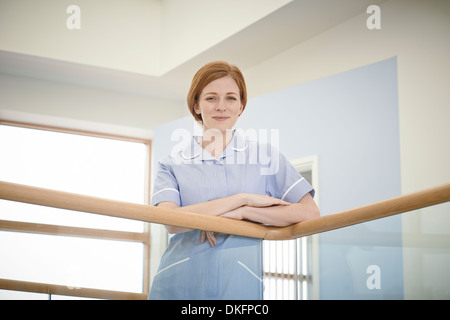 Ritratto di donna infermiera in ospedale atrium Foto Stock