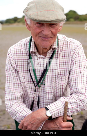 Ritratto di senior uomo che indossa il tappo piatto Foto Stock