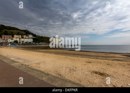 Llandudno bay che mostra il mare irlandese con il molo in background Foto Stock