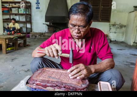 Artigiani locali la creazione di illustrazioni in Angkor, Siem Reap Provincia, Cambogia, Indocina, Asia sud-orientale, Asia Foto Stock