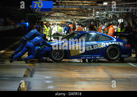 9 giugno 2009 - Le Mans, Francia - Il Team Felbermayr Proton Porsche 911 GT3 è spinto nel garage durante le prove libere, Mercoledì, 10 giugno 2009, a Le Mans, Francia. (Credito Immagine: © Rainier Ehrhardt/ZUMAPRESS.com) Foto Stock