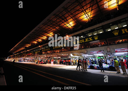 Giugno 11, 2009 - Le Mans, Francia - Pit azione durante le qualifiche per la 24 Ore di Le Mans, giovedì, 11 giugno 2009, a Le Mans, Francia. (Credito Immagine: © Rainier Ehrhardt/ZUMAPRESS.com) Foto Stock