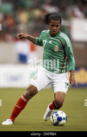 Jul 10, 2009 - Houston, Texas, Stati Uniti d'America - GIOVANI DOS SANTOS (#17) del Messico controlla la sfera profonda nel territorio di Panama. A Panama e in Messico legato 1-1 al Reliant Stadium. (Credito Immagine: © Diana Porter/Southcreek globale/ZUMA Press) Foto Stock